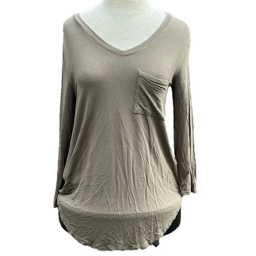 Versona quarter length sleeve top olive green v neck women’s XS